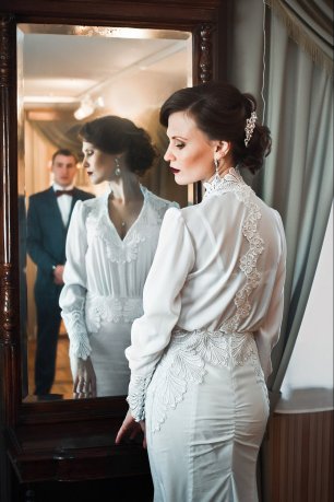 Белоснежное свадебное платье с шикарным шлейфом в винтажном стиле