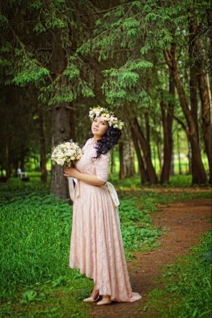 Нежное персиковое платье для тематической свадьбы